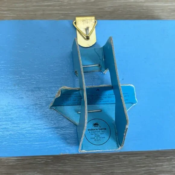 Vintage 1975 Wallace Berrie Hang In There Puppy Dog Wood Plaque Sign 70s MCM Blu - Picture 3 of 6